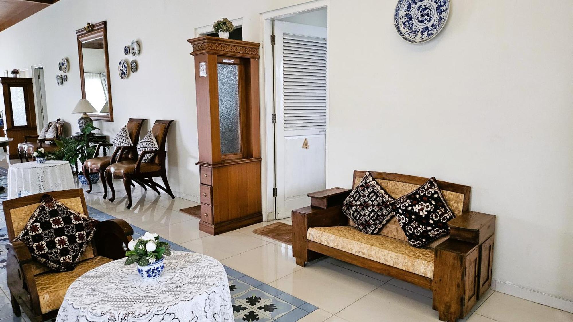 Готель Surokarsan 9 House Джок'якарта Екстер'єр фото